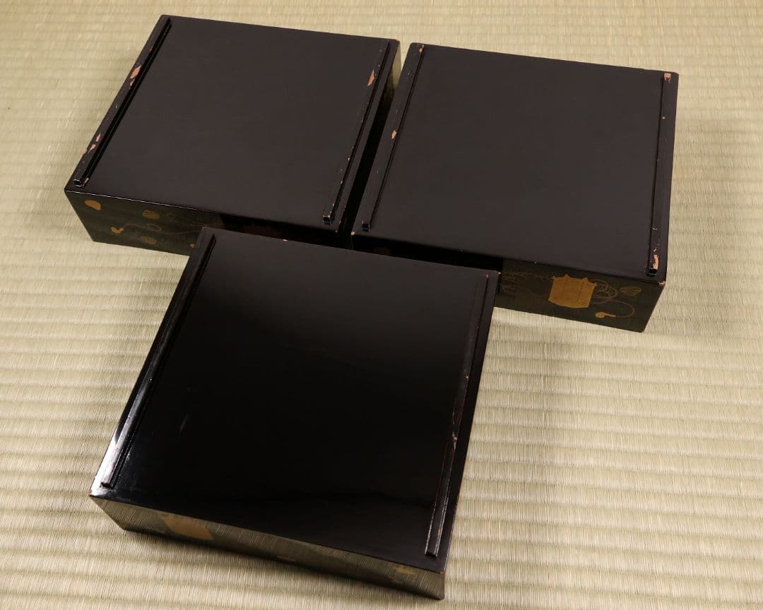 木製漆器 貝桶 金蒔絵 三段 重箱 黒塗 朱塗 梨地 雛 漆芸【MA745】