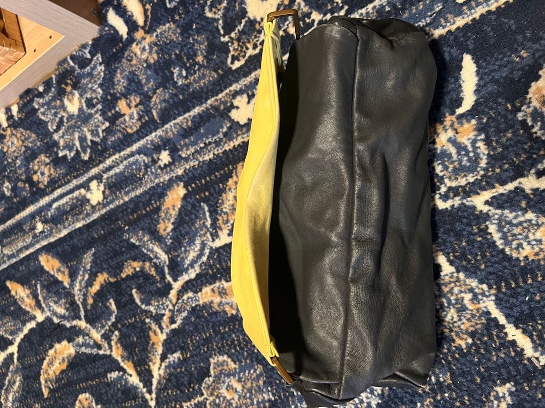 希少PRADA レザー ハンドバッグ ブラック×ネオンイエロー