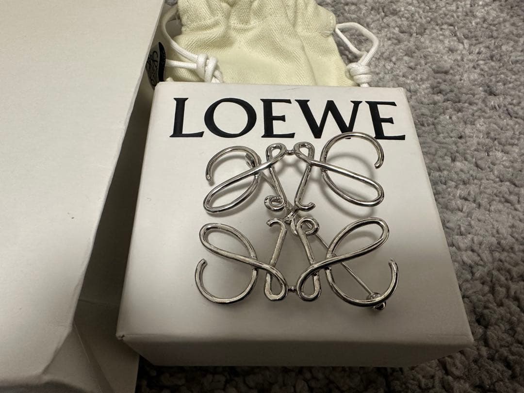 LOEWE アナグラム ブローチ シルバー