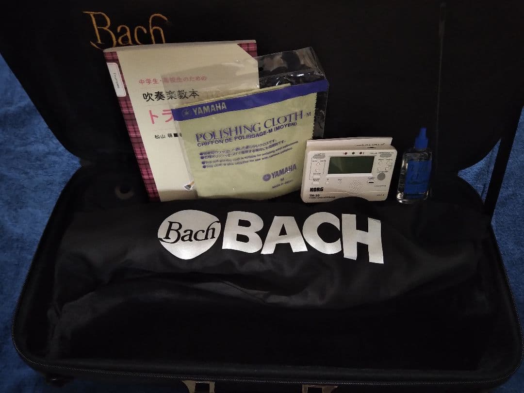 トランペット BACH　ケース・マウスピース・教本付き