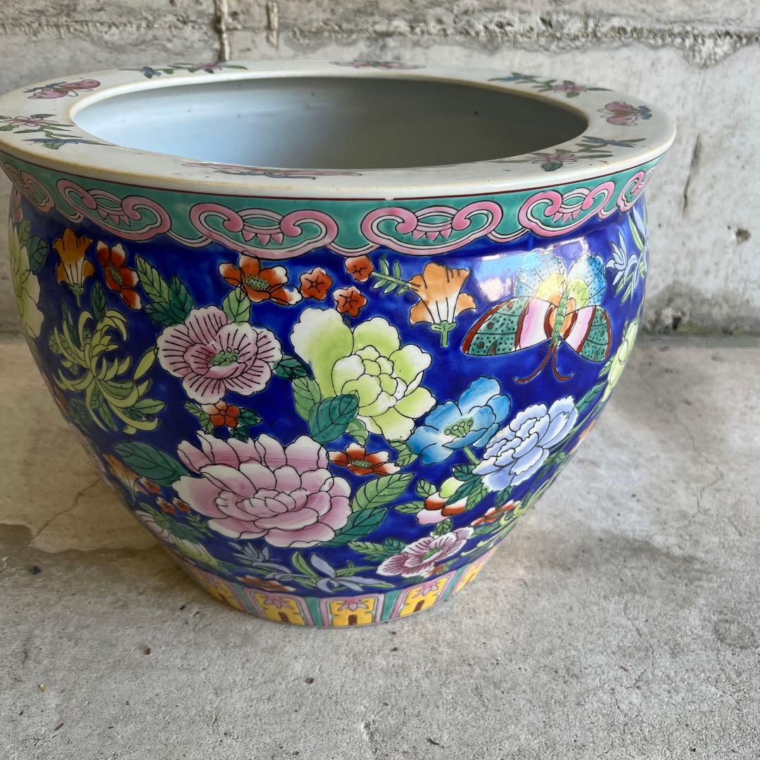 最終処伊万里金魚が泳ぐ絵柄十錦手火鉢大睡蓮鉢金魚鉢　カラフルな色合いと絵柄の良さ