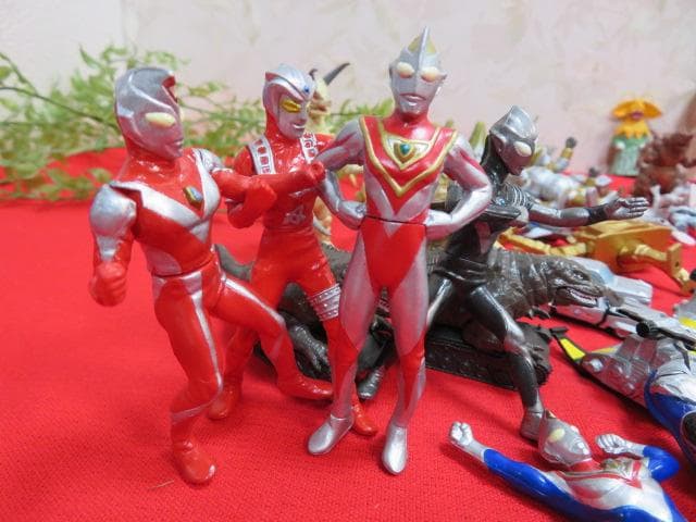 ア*ア様 8ee1411 大量!! ウルトラマン ソフビ フィギュア 75体以上