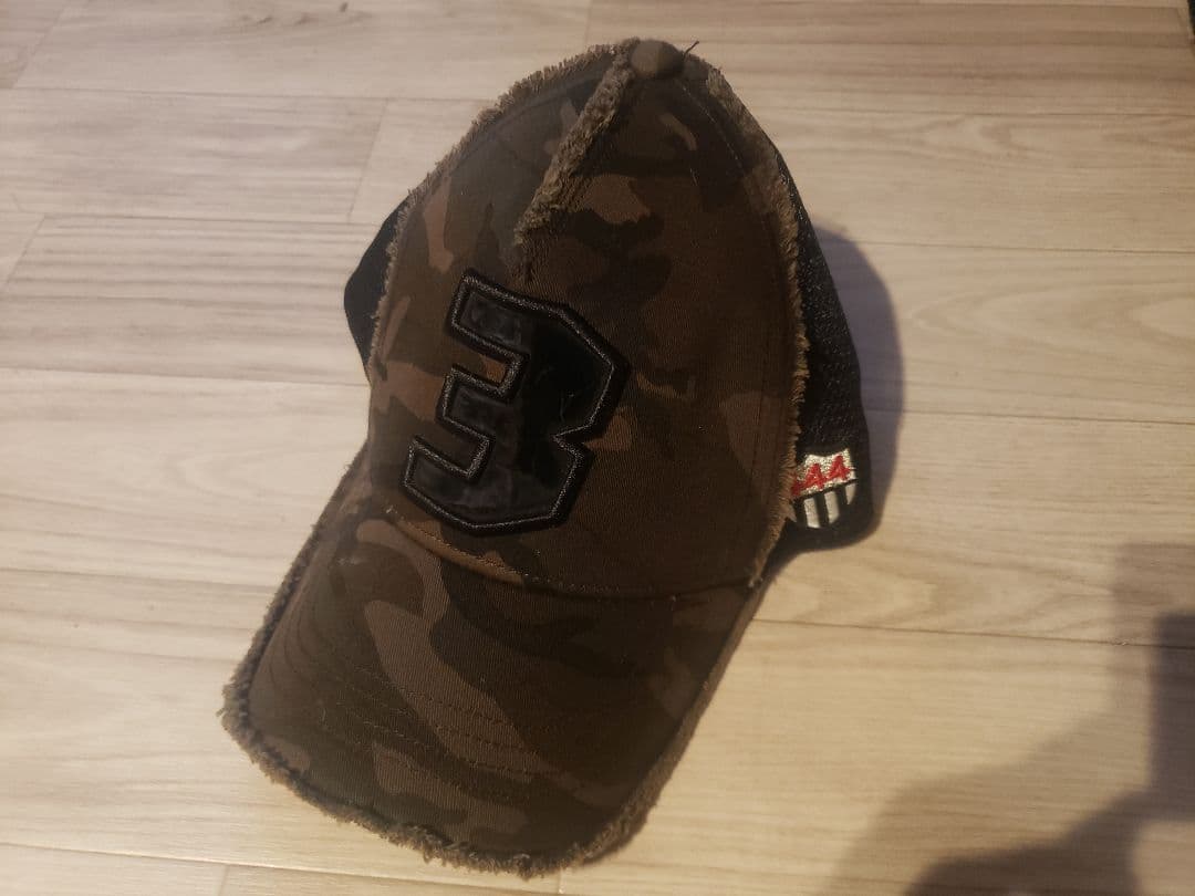 新品未使用ヨシノリコタケ　カーキ色カモ柄ナンバー3キャップです