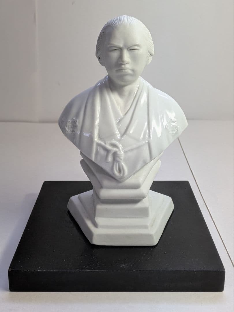 有田焼、十二代酒井田柿右衛門、『白磁坂本龍馬胸像』、銘有、箱無