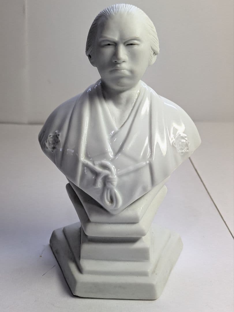 有田焼、十二代酒井田柿右衛門、『白磁坂本龍馬胸像』、銘有、箱無