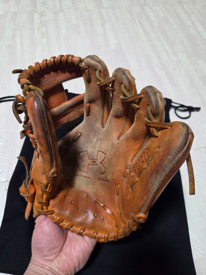 アンダーアーマー　内野用グローブ