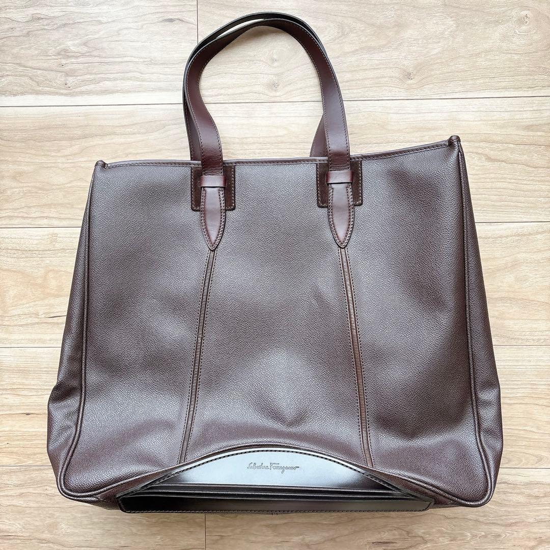 年末年始お値下げ！新品！【SalvatoreFerragamo】レザーバッグ