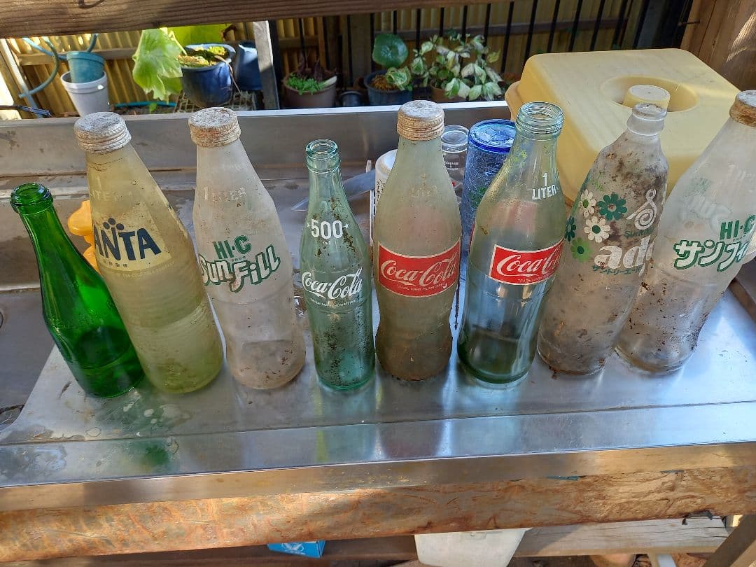 昔のビン　左から、シャンメリー・ファンタ・サンフィル・コーラ×３・？・サンフィル