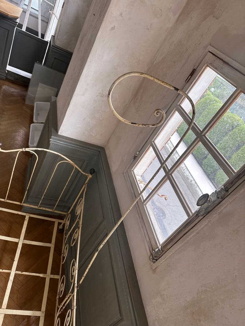 【蚤の市】ベビーベット　アイアン製クリーム色ベッドフレーム　フランス