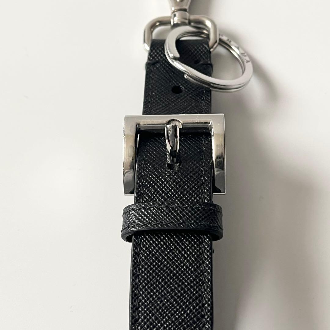 プラダ　トライアングルロゴ　キーホルダー　サフィアーノレザー　ブラック　チャーム