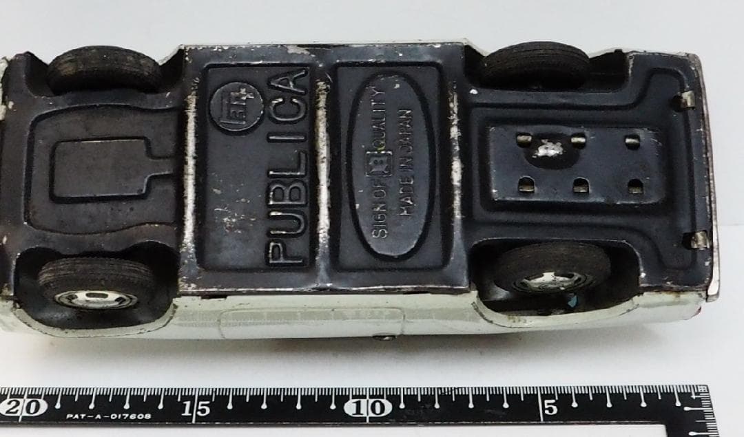 萬代屋【トヨタ パブリカ黄緑】ブリキtin toy car自動車ミニカー【箱無】