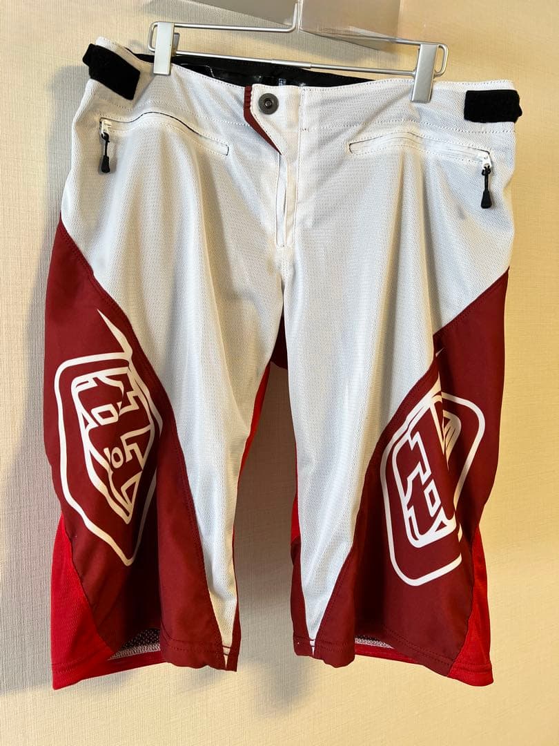 ⑥トロイリーデザイン　ショートパンツ　白＆赤