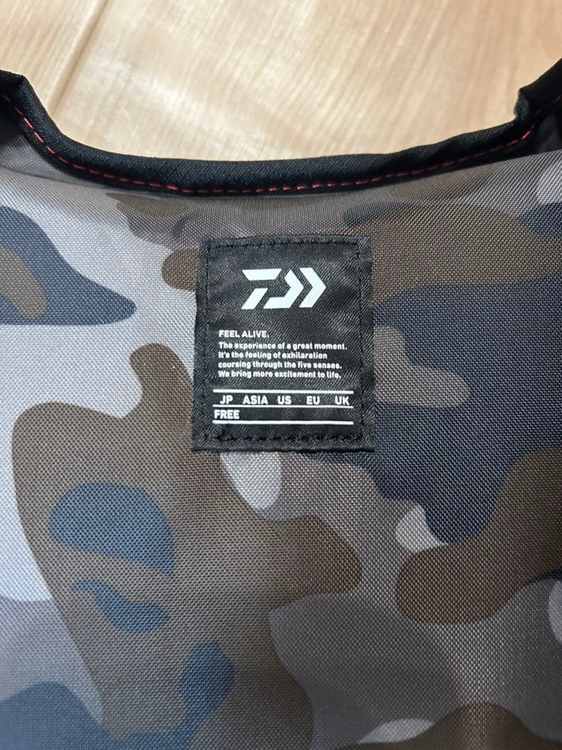 DAIWA フローティングジャケット ブラックレッド74N