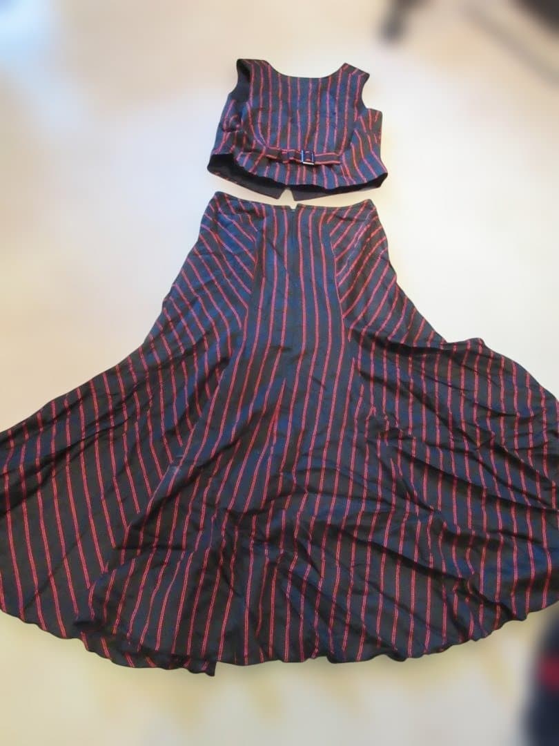 フラメンコ衣装　 黒地に赤のストライプ 上下セット