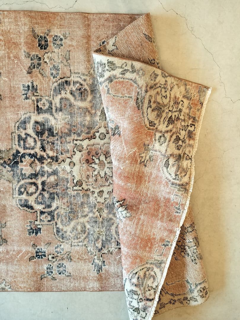 サーモンピンクとネイビーのメダリオンラグ　ヴィンテージトルコラグNo.661