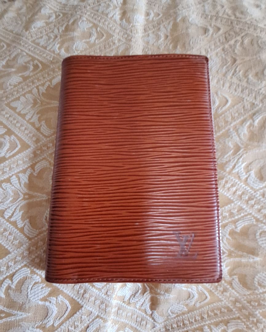 ルイヴィトン　エピパスポートケース　カード入れ　札入れ