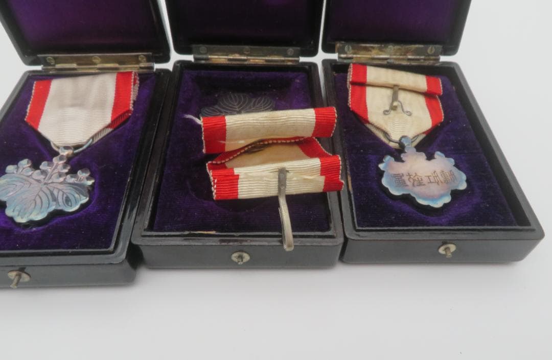 A17. 勲八等白色桐葉章　 記章 勲章 銀メダル3点