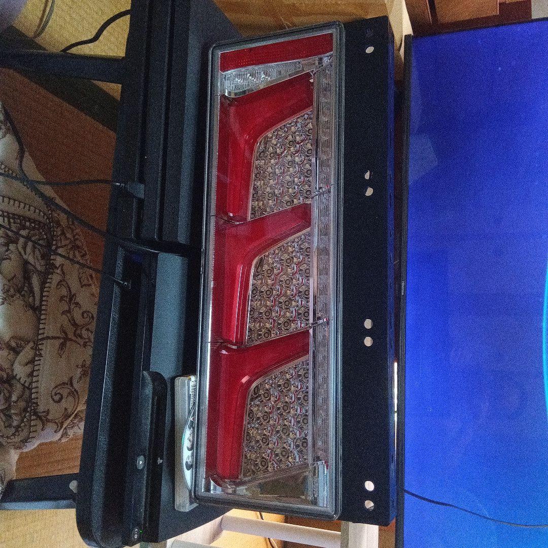 小泉３連LEDテールランプノーマルターン左のみ新車外し