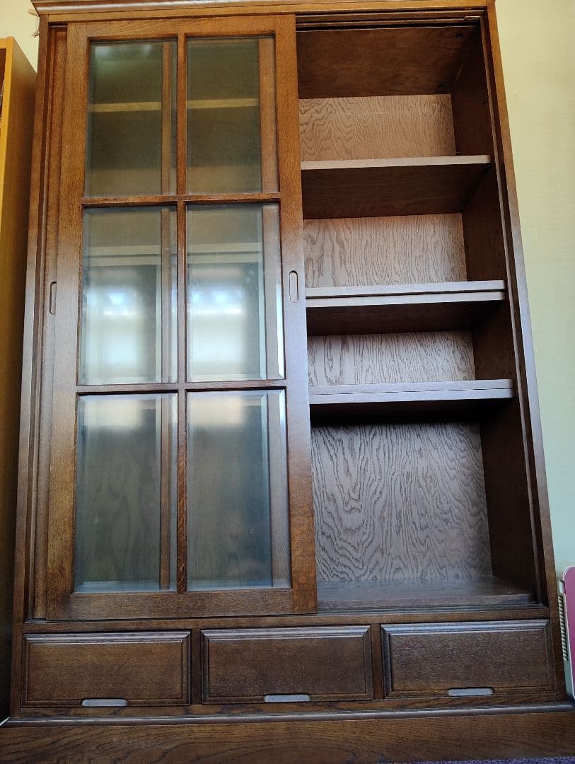 木製ブラウン良品本棚 ガラス扉、引き出し3つ付き中古