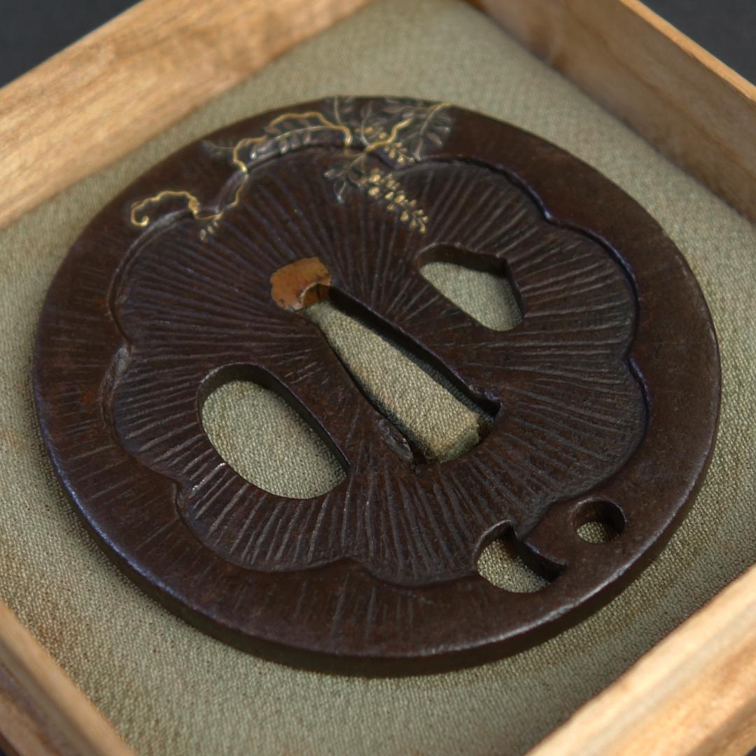 鍔 鐔 鉄地 刀装具 武具 骨董【阿弥陀鑢 金銀象嵌 藤図鍔】(鍔箱付き)