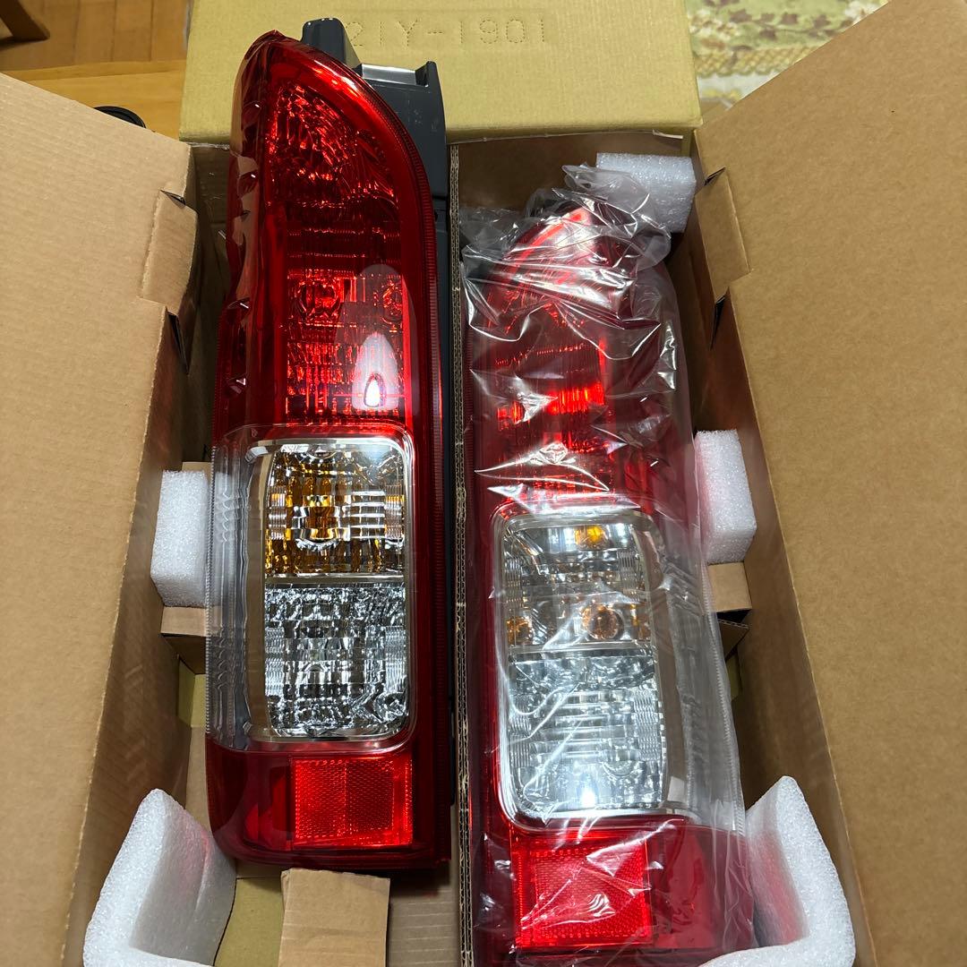 200系ハイエース純正テール新車外し