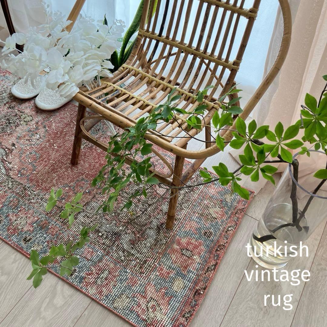 淡ピンクレッド✳︎50×110くすみブルーココの字フラワー　トルコヴィンテージラグ