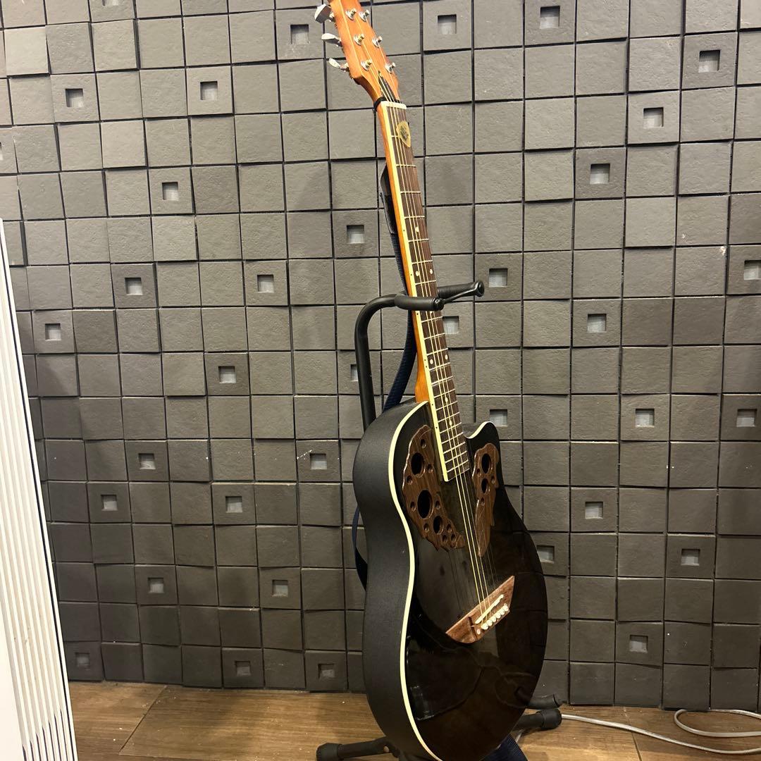 木目の綺麗なオベーションデザインのギター