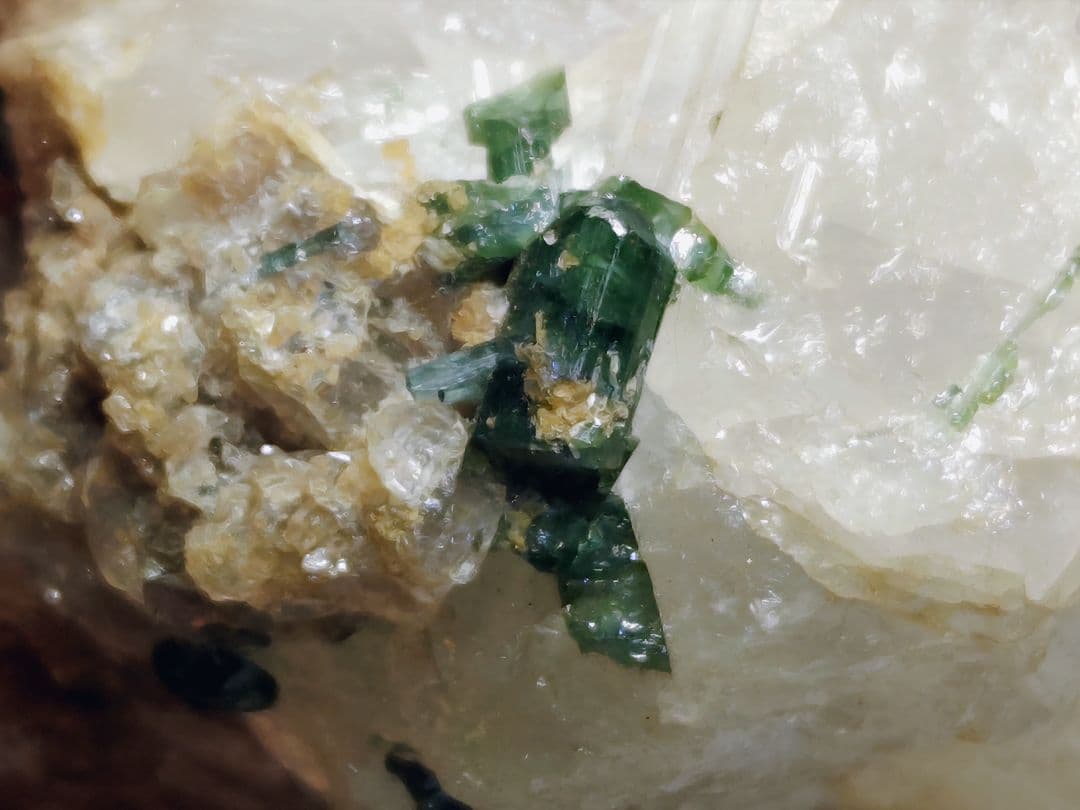 トルマリン 334g クォーツ 水晶 原石 鑑賞石 自然石 誕生石 鉱物 水石