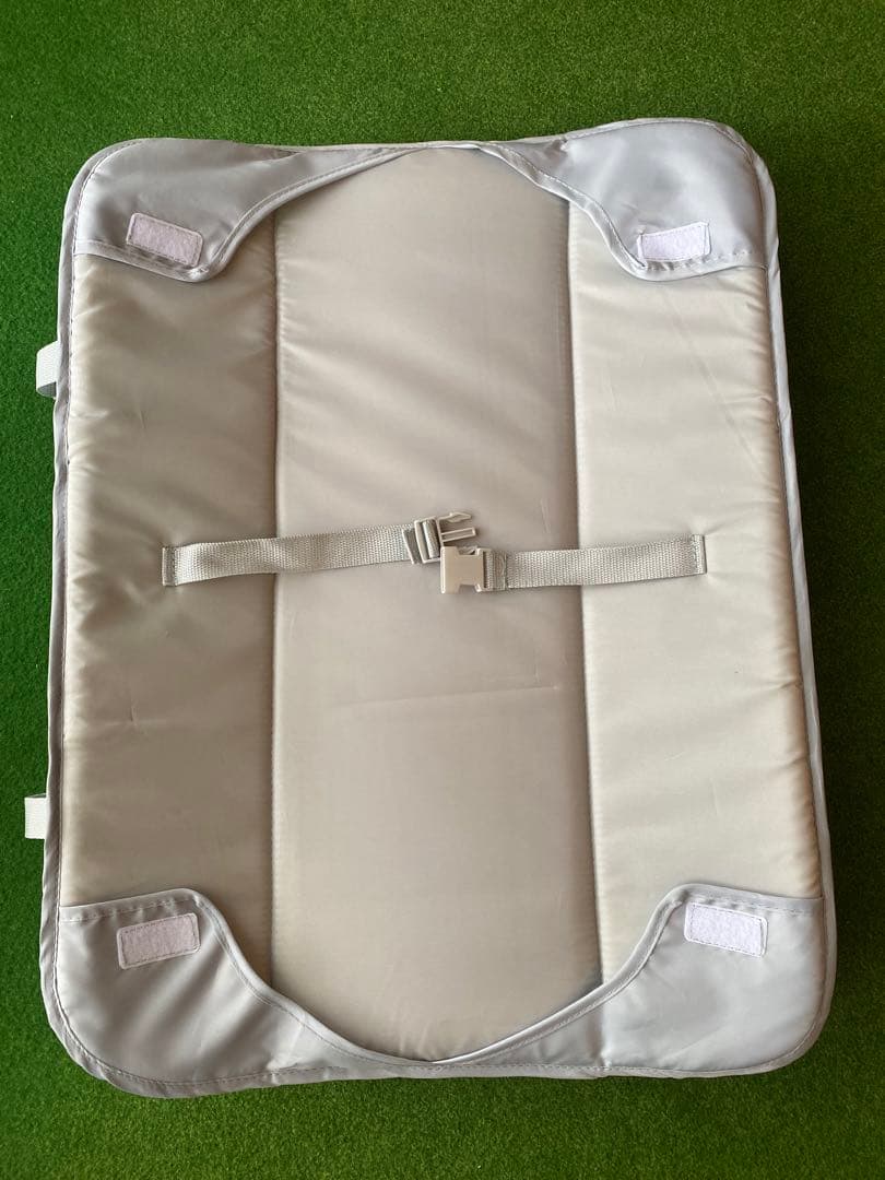 折りたたみ式ベビーベッド グレーとベージュ