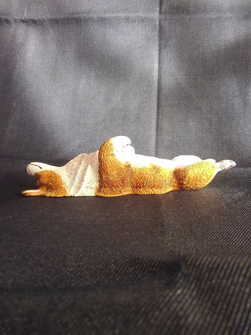 木彫りのコーギーヘソ天