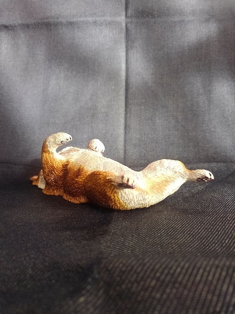 木彫りのコーギーヘソ天