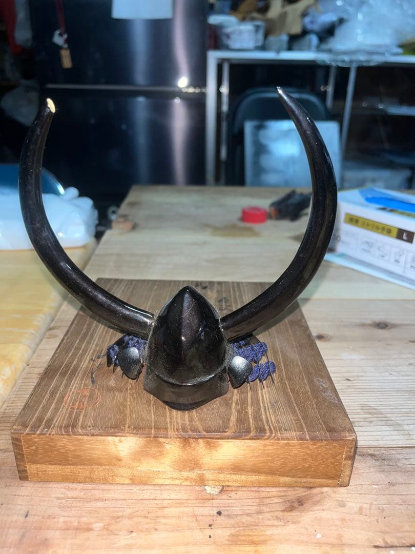 動物の角の彫刻 木製台座付き