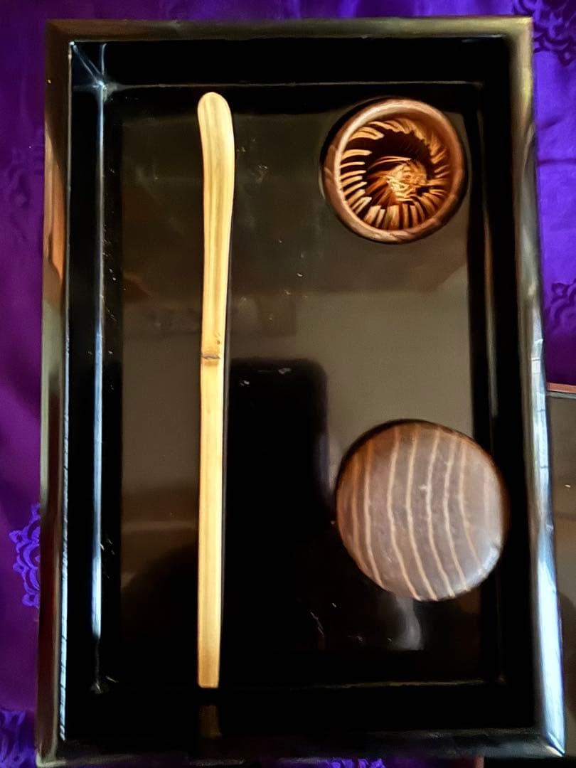 鎌倉彫り本漆塗(御所車) 　 　赤絵 名物裂 　三点セット(棗・香合・茶筅筒)