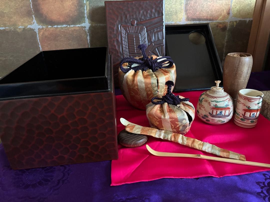 鎌倉彫り本漆塗(御所車) 　 　赤絵 名物裂 　三点セット(棗・香合・茶筅筒)