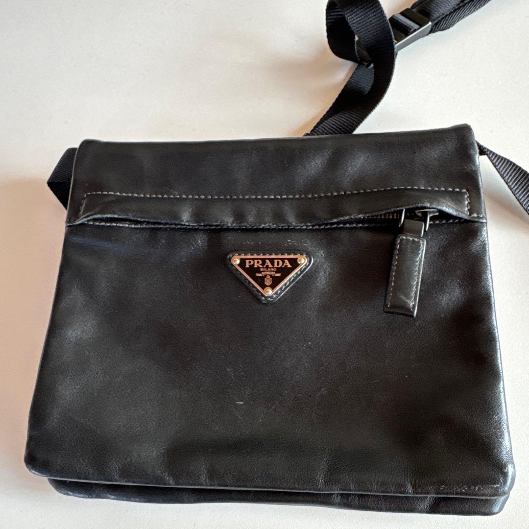 プラダ　レザーショルダーバック