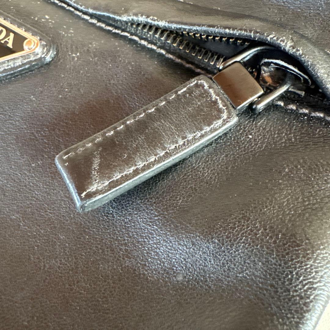 プラダ　レザーショルダーバック