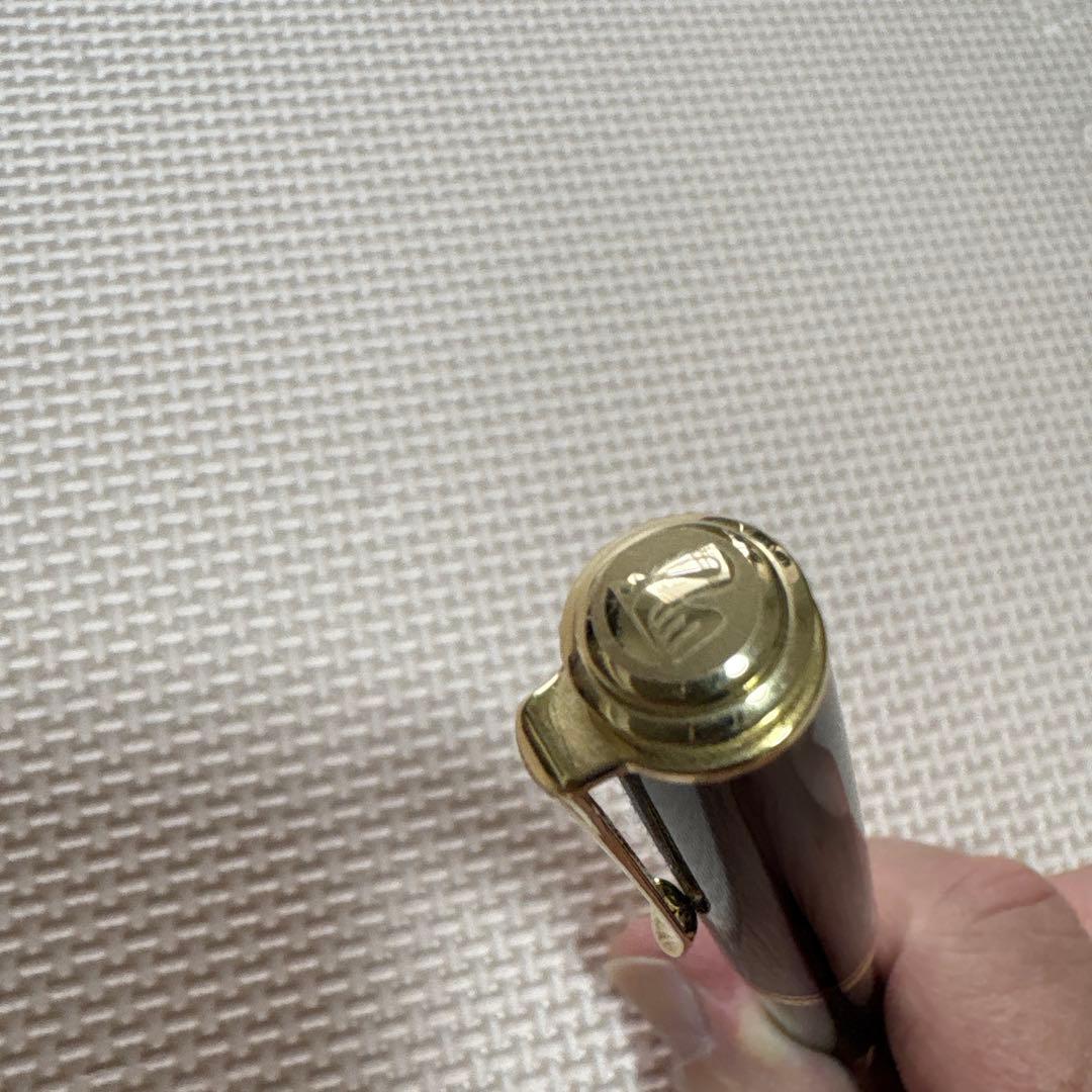 ペリカン緑と黒の万年筆 金色のリング付き