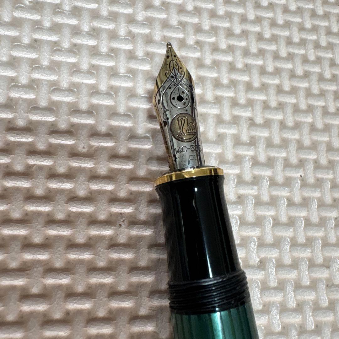ペリカン緑と黒の万年筆 金色のリング付き