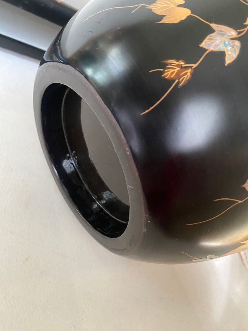 漆塗り花瓶　花台付　黒地　金色　葉模様　壺　置物　骨董