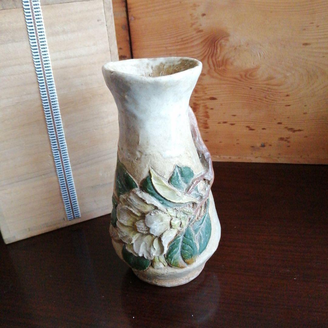 水月焼　細密白椿彫花瓶　16.3cm
