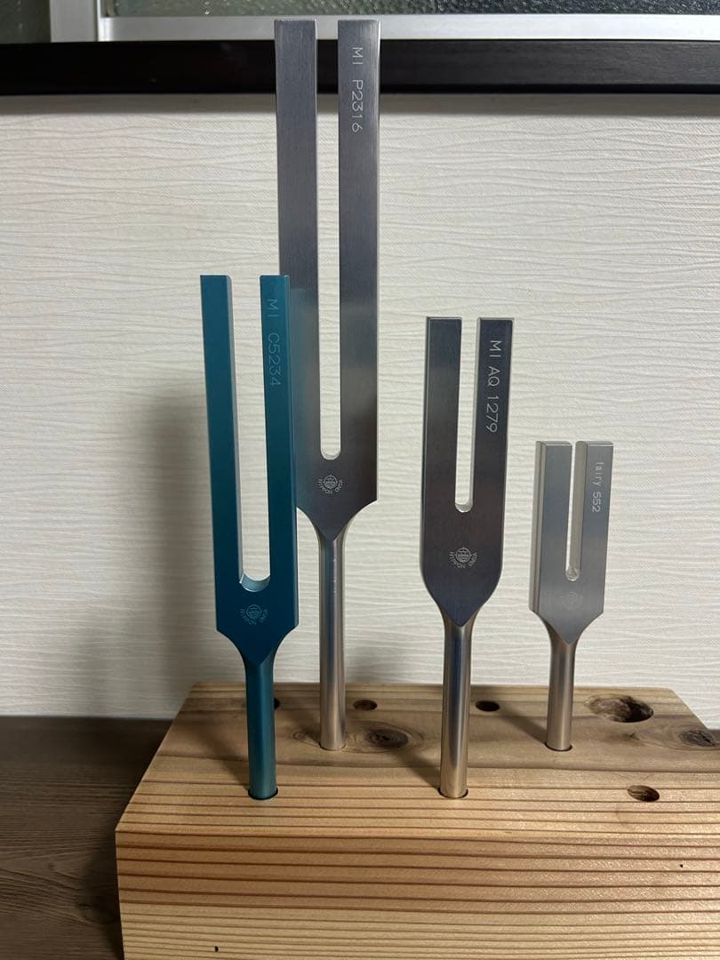 マドモアゼル愛人気チューナー厳選4点＋音叉立て、ハンマー、収納袋セット