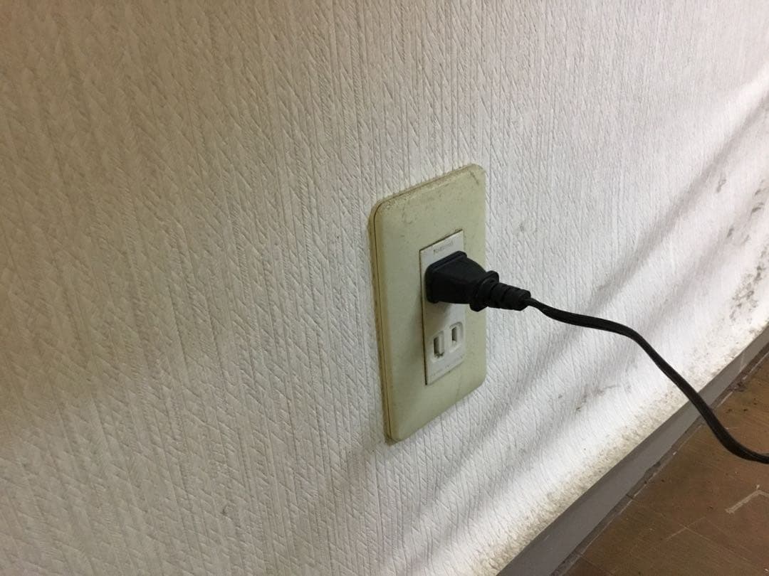 薔薇があでやかな大きなステンドグラス／宙に浮かぶ常夜灯がまるで浮かんでいる様