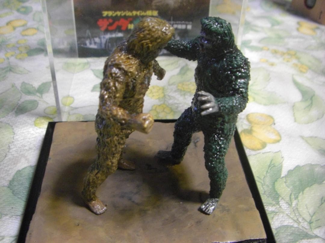 サンダ対ガイラ(1966）２体リペイント・ディスプレイケース付★ＨＧ東宝怪獣★