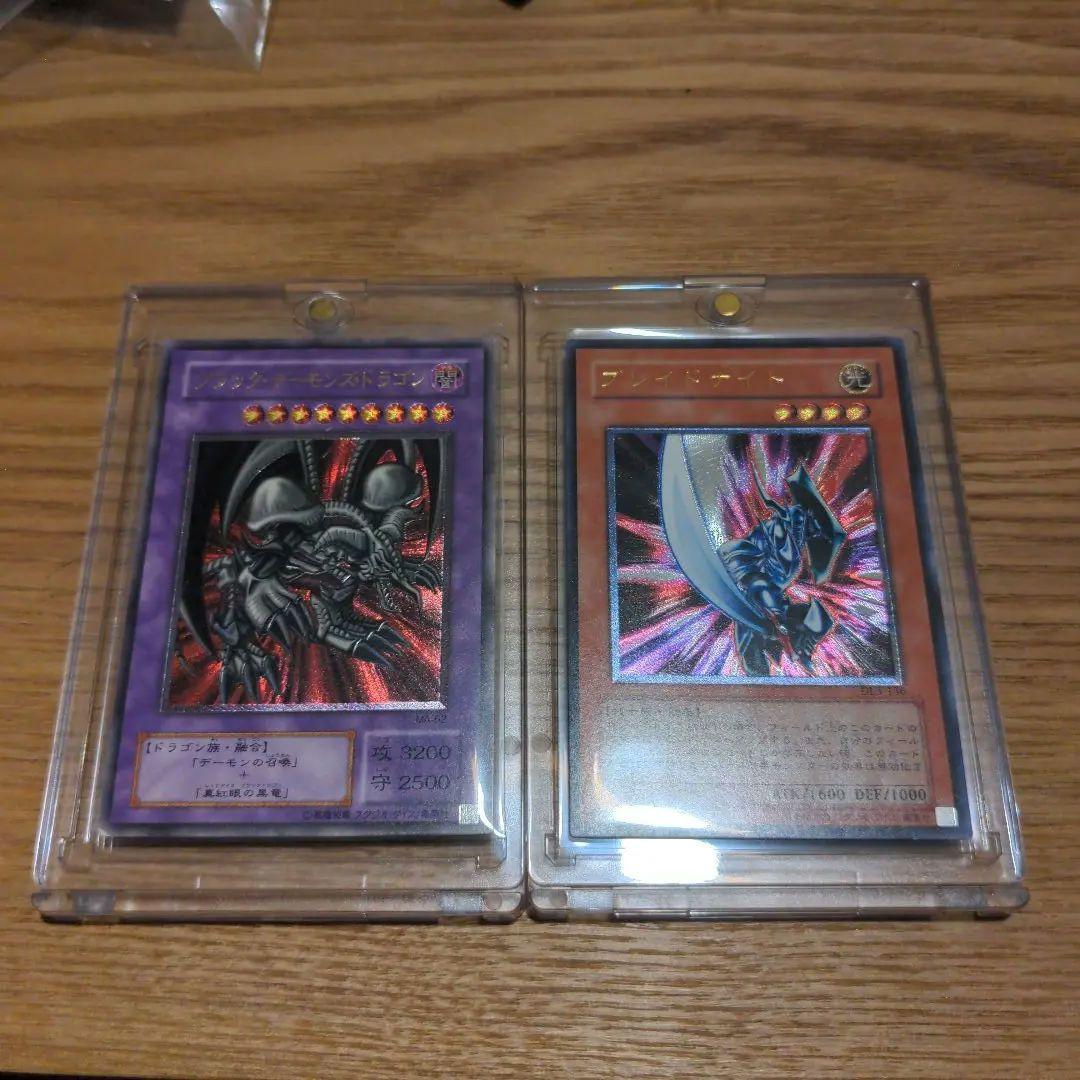 ブラックデーモンズドラゴン、ブレードナイトのレリーフ