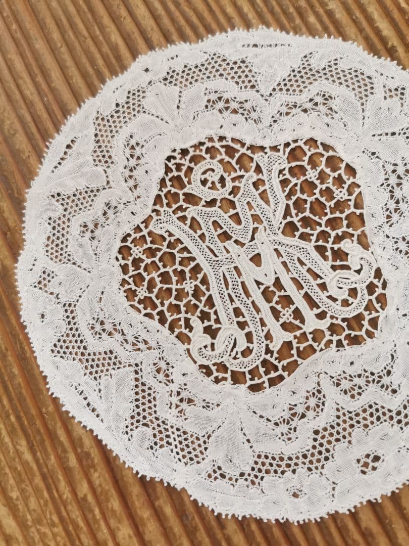 アンティーク ポワンドパリ 桜草 オーキッド イニシャルKＭ 鳥刺繍 ドイリー