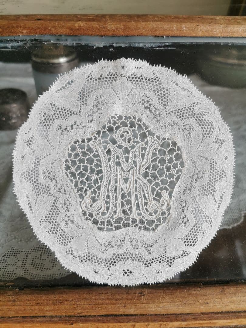 アンティーク ポワンドパリ 桜草 オーキッド イニシャルKＭ 鳥刺繍 ドイリー