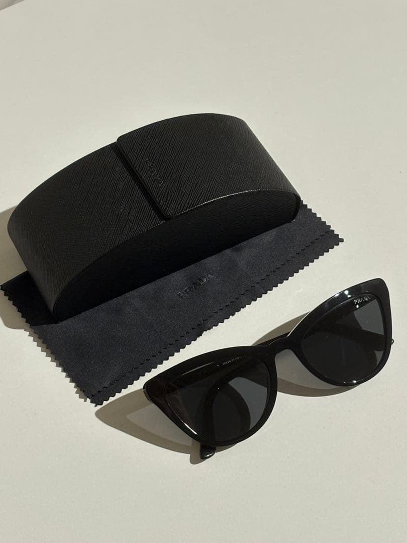 PRADA ブラック キャットアイ サングラス