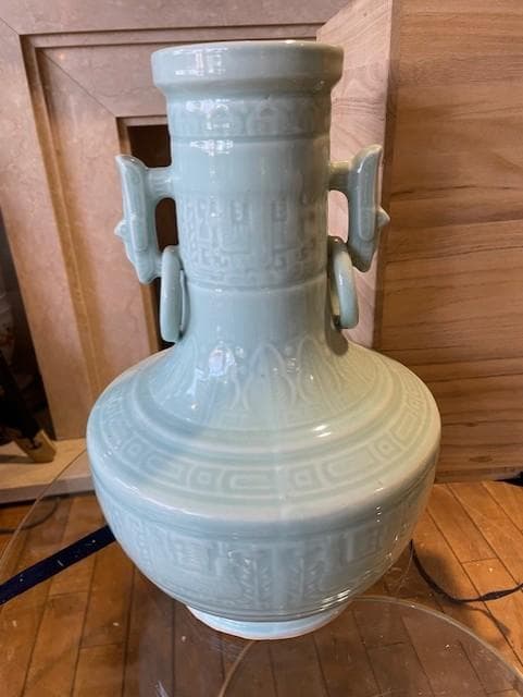 青緑色の持ち手付き陶器花瓶