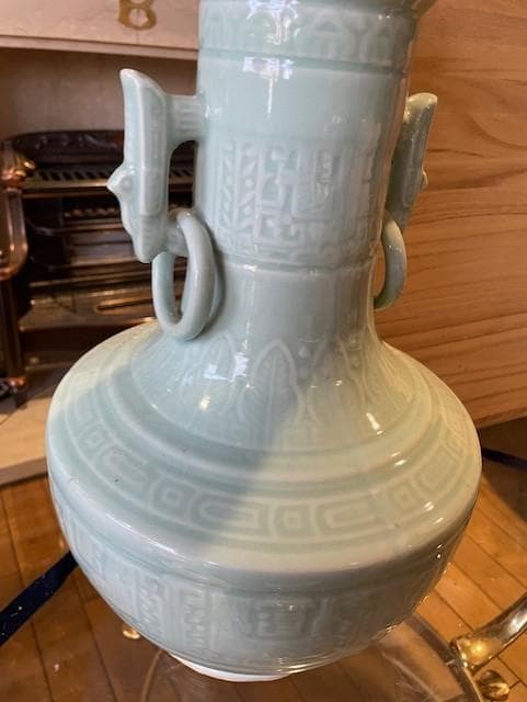 青緑色の持ち手付き陶器花瓶