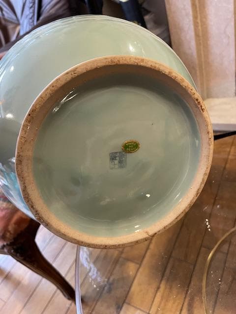 青緑色の持ち手付き陶器花瓶